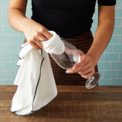 Juvale Set Of 2 Wine Glass Cleaning Cloth, Lint Free Microfiber Wine Towels For Barware (27 X 20 In, White)